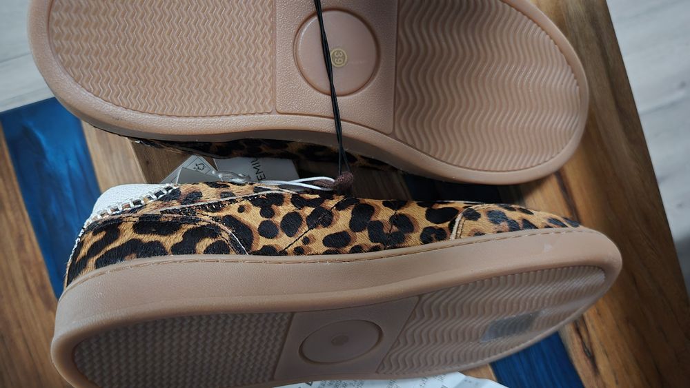 Чисто нови сникърси с естествен косъм