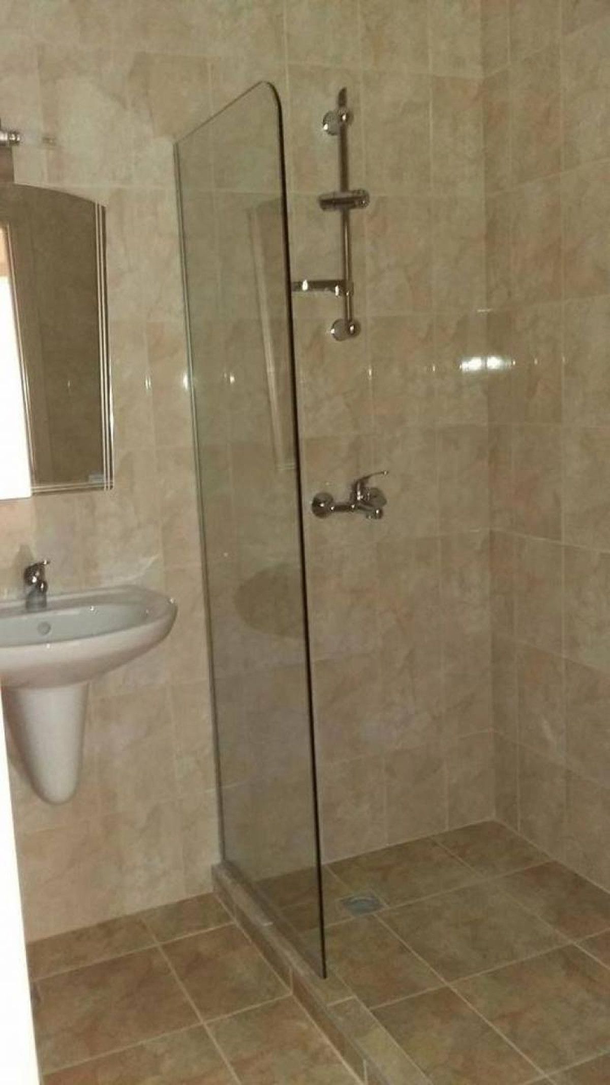 Просторен и слънчев апартамент с 3 спални -121 кв.м. в Равда.
