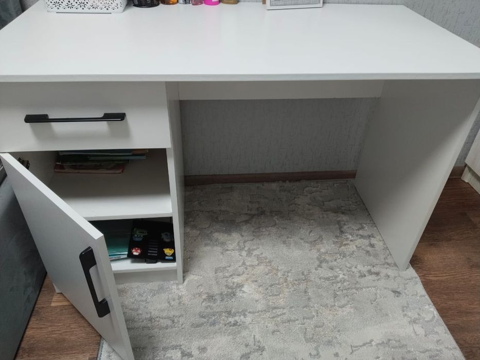 Продаётся письменный стол