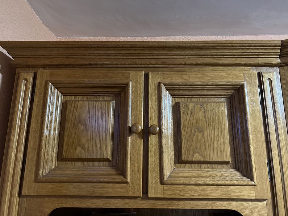 Mobila din lemn masiv cu vitrina-bar