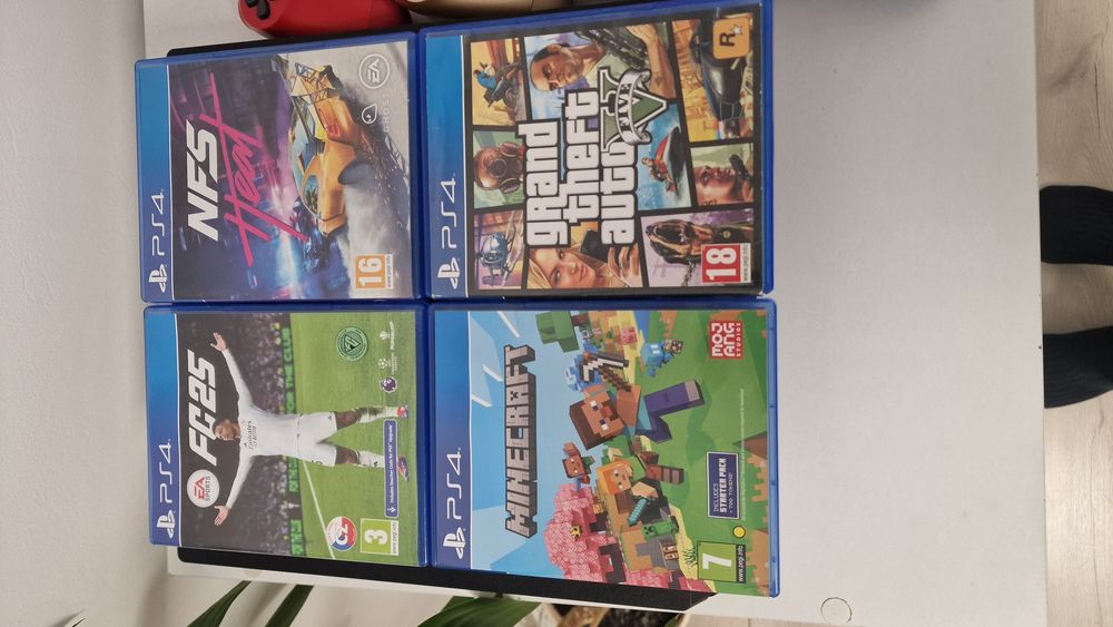 Ps4 pro 1 TB stare perfecta + 2 manete / controllere si nfs