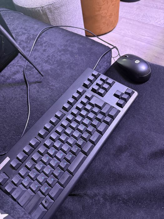 Компютър с монитор i7 3770 8gb ssd r9 280x