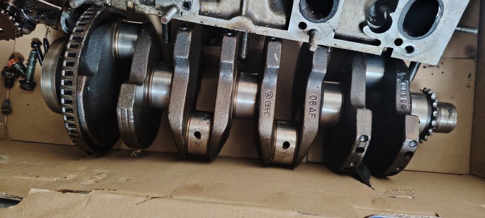 Продам головку и каленвал от машины Фольксваген Шаран