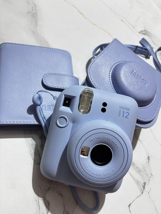 Instax Mini 12 — моментальная камера в отличном состоянии