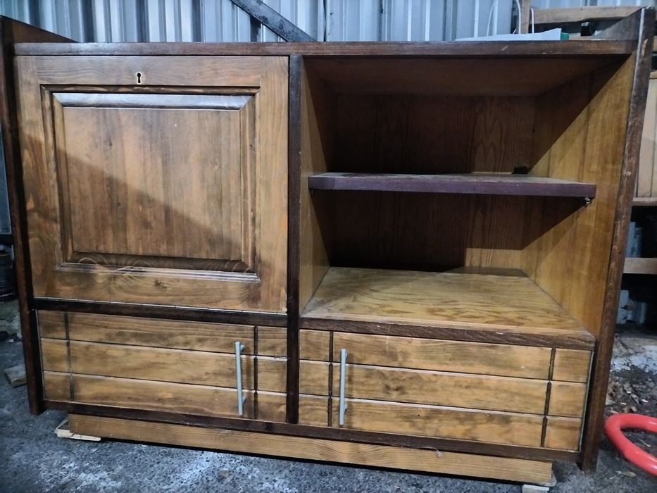 Дървен шкаф с барче и вратички от масивно дърво