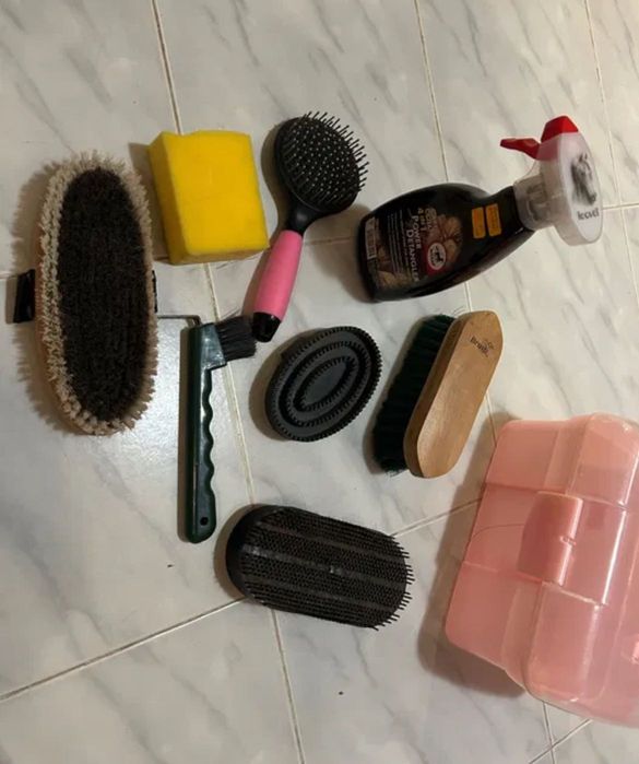 Комплект за почистване на кон в куфарче