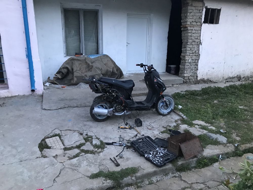 Продавам скутер  сузуки 125 кобика без  докоменти спешно