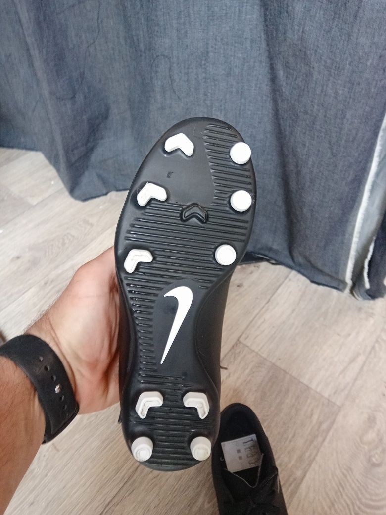 Чисто нови обувки за футбол найк