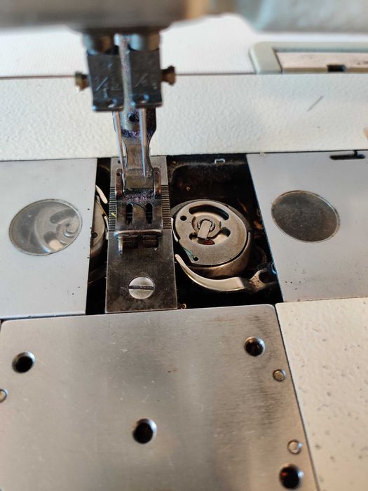 Masina de cusut doua ace escamotabile Brother LT2 B845-3 Mark2