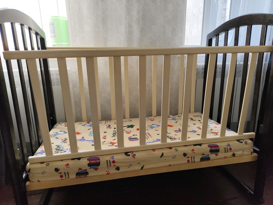 Срочно продам детскую кроватку маятник.