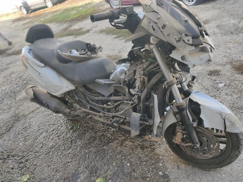 Vând scuter sym  avariat