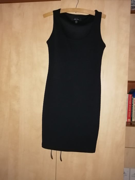 Rochie scurtă. negru