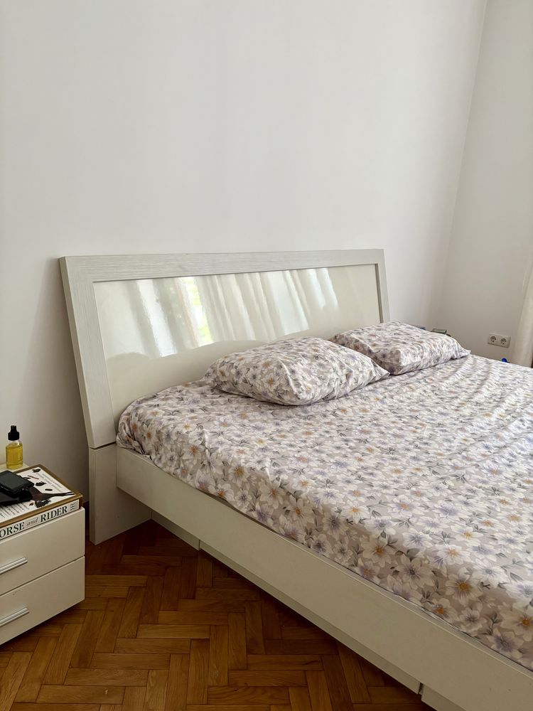 Спалня с матрак и две нощни шкафчета