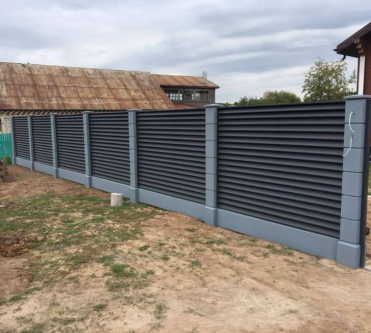 Construim la comanda dvs. garduri si porti din:
- panouri stil jaluzea