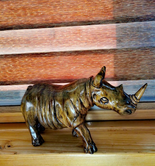 Фигура дървена дърворезба носорог скулптура от дърво ръчнно издялана