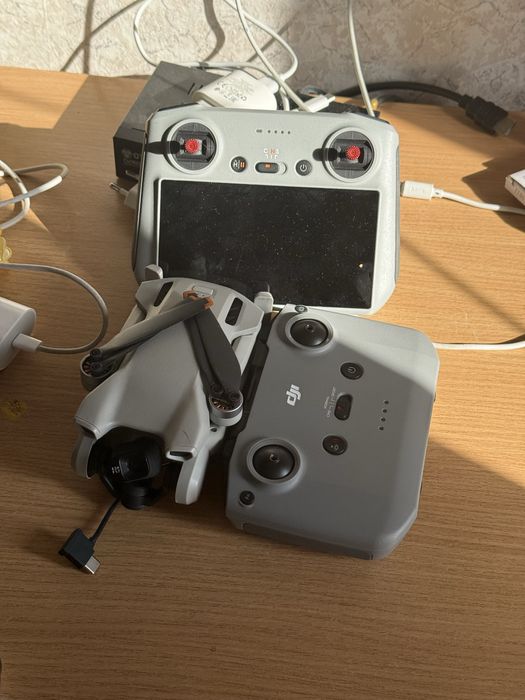 Dji mini 3 с родной пультом и можно с rc пультом но надо доплата