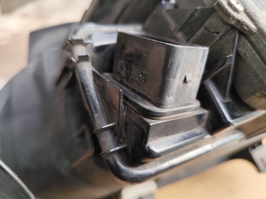 Фарове Golf 4 BOSCH R32 оригинален ксенон.