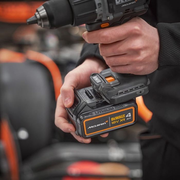 Комплект Винтоверти DeWALT DCK200MM2T McLaren F1