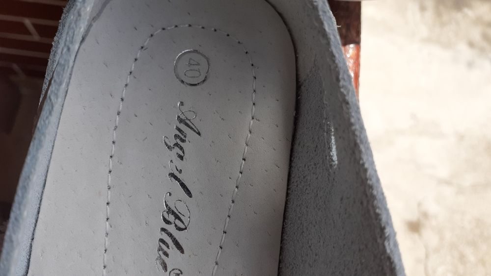 De vanzare pantofi perforați, din piele naturală.