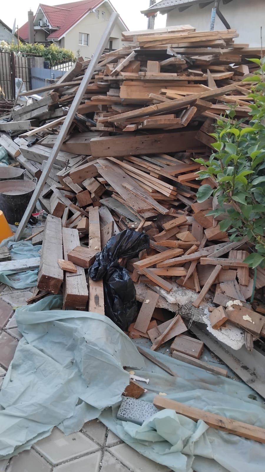 Vând lemne de foc sau pentru construcție