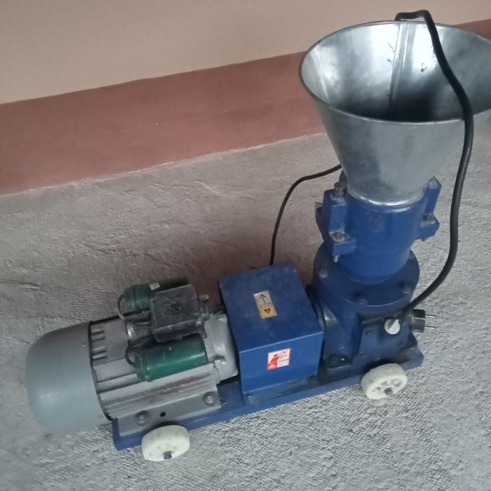 Vând mașină de făcut peleți (granulator)