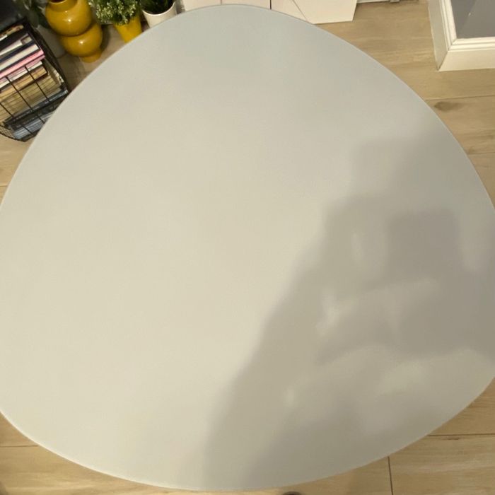 Vând masă de cafea modernă, culoare gri