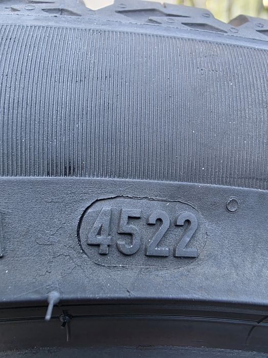 Vând două anvelope de iarna pirelli scorpion 255 40 20 dot 4922