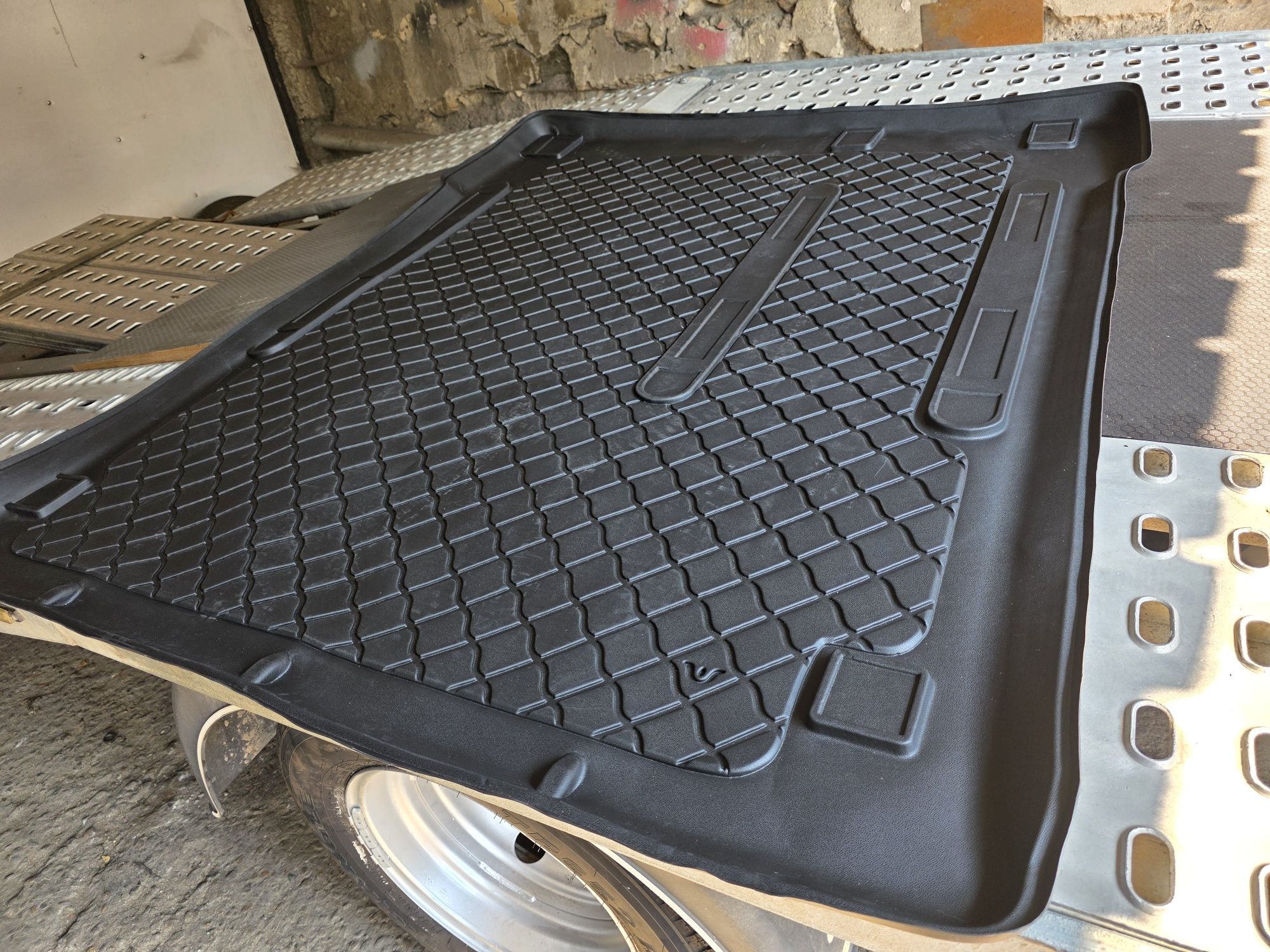 Кора за багажник стелка гумена Mercedes Vito / Viano