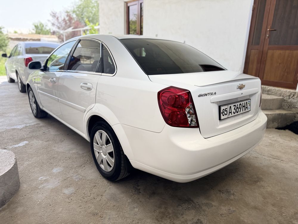 Gentra 1.8 sotiladi