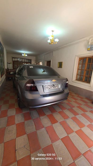 Xovli sotiladi yaxshi lakatsiyada