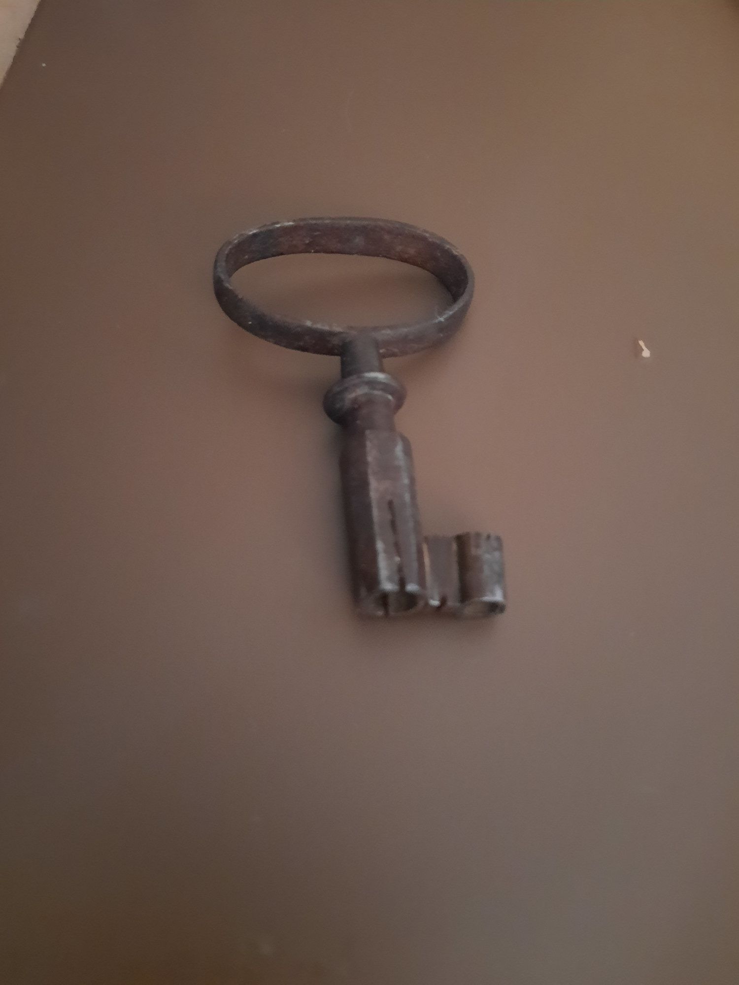 Продаю старинный ключ.
