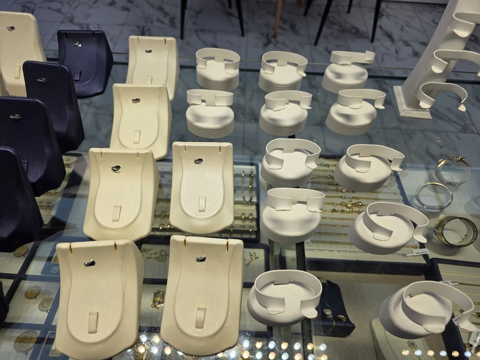 Стойки и манекени за бижута