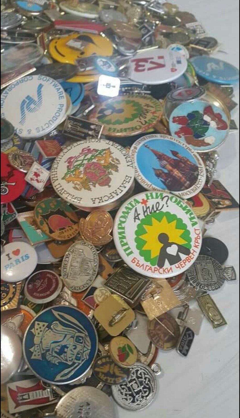 Значки различни 3000 бр