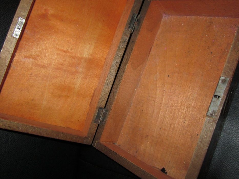 doua cutii vechi din lemn