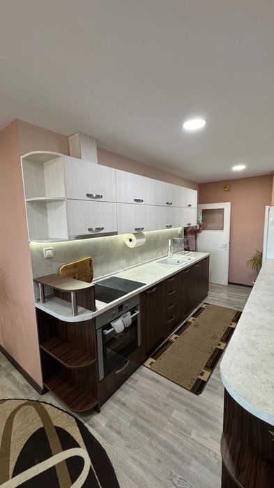 Четири стаен апартамент. Център