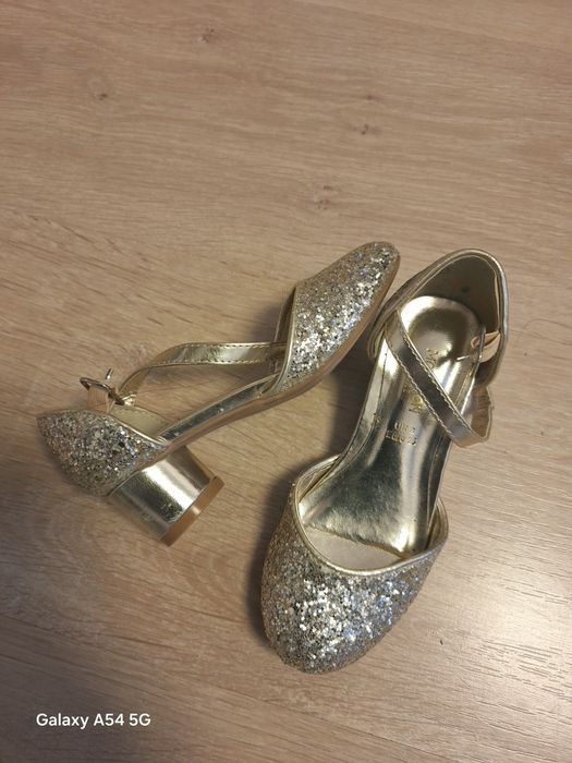 Vând pantofi fetițe măsura 25