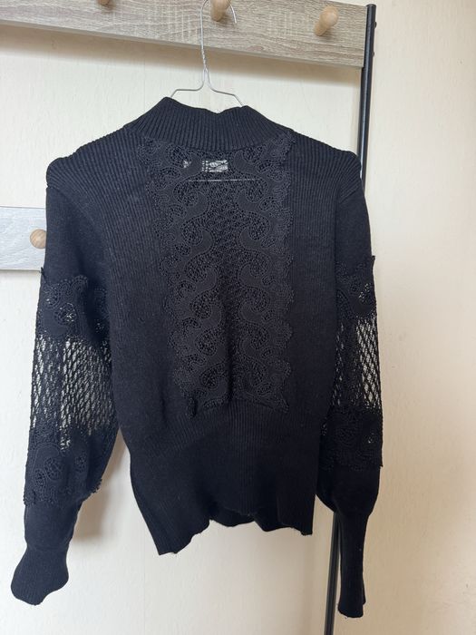 Пуловер с мрежести ръкави