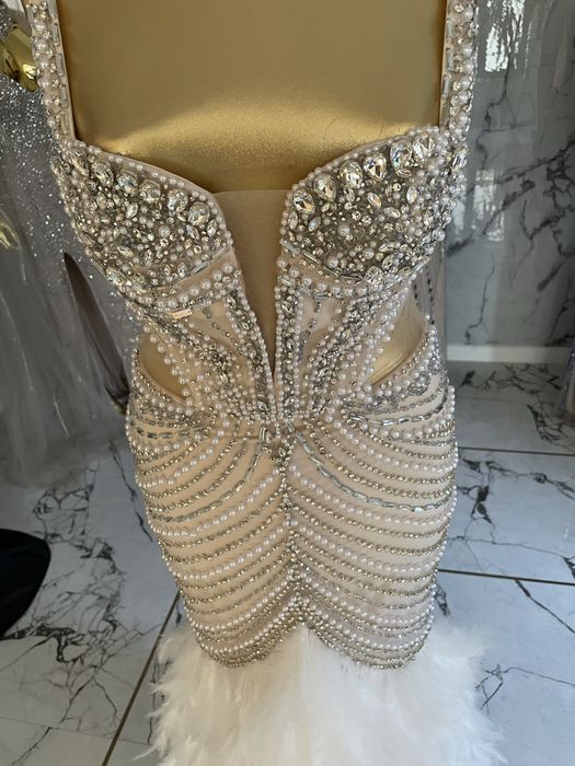 Rochie nasa cu pietre si pene