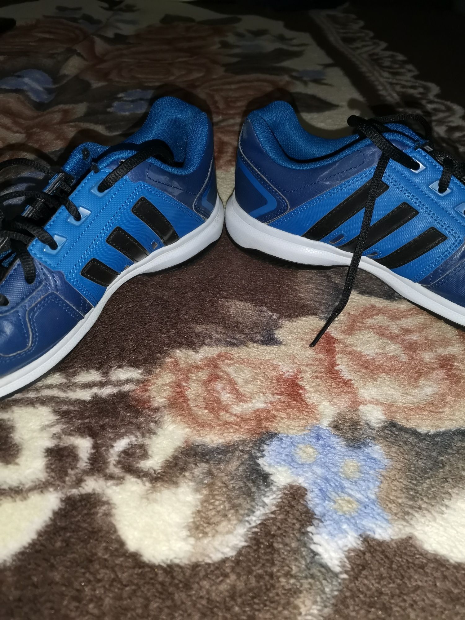 Vînd adidas număr 44