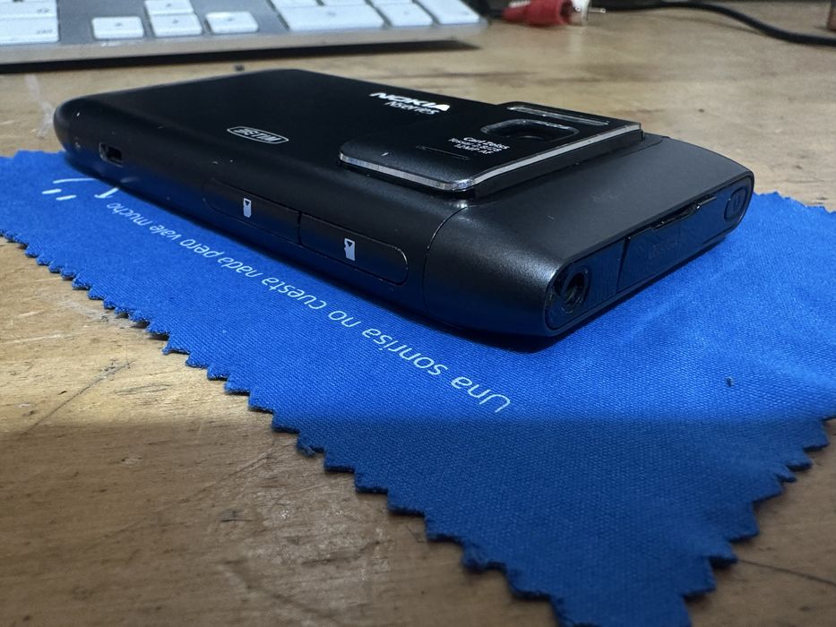 Nokia n8 negru la culoare