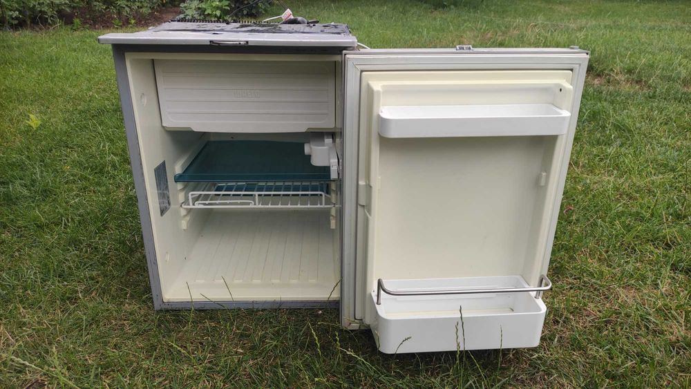 Frigider marca Waeco, model cu compresor cu alimentare la 12v.