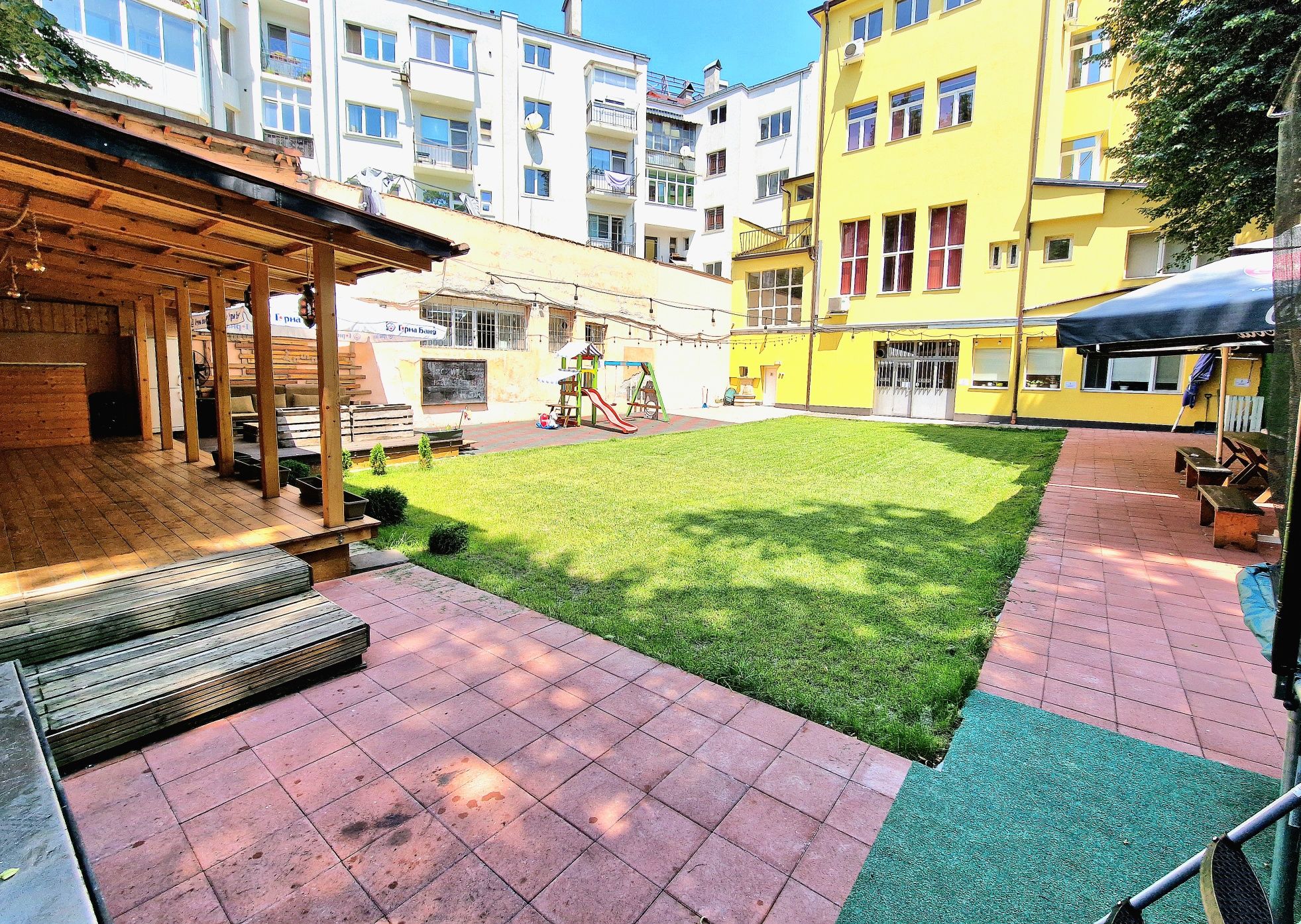 Открита площ/градина почасов наем в центъра на София