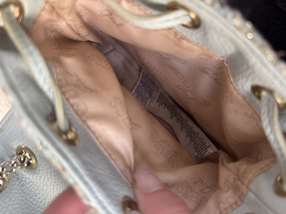 Дамска раничка Guess