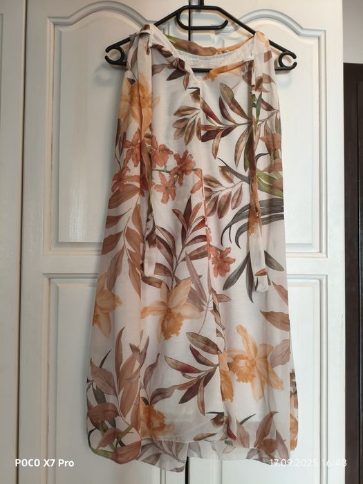 Прекрасна рокля, обличана един път, без размер, вискоза.