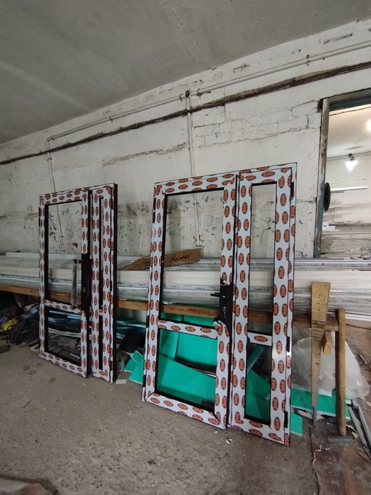 Алюминиевый и Пластиковые двери болконый витражи перегородка все виды