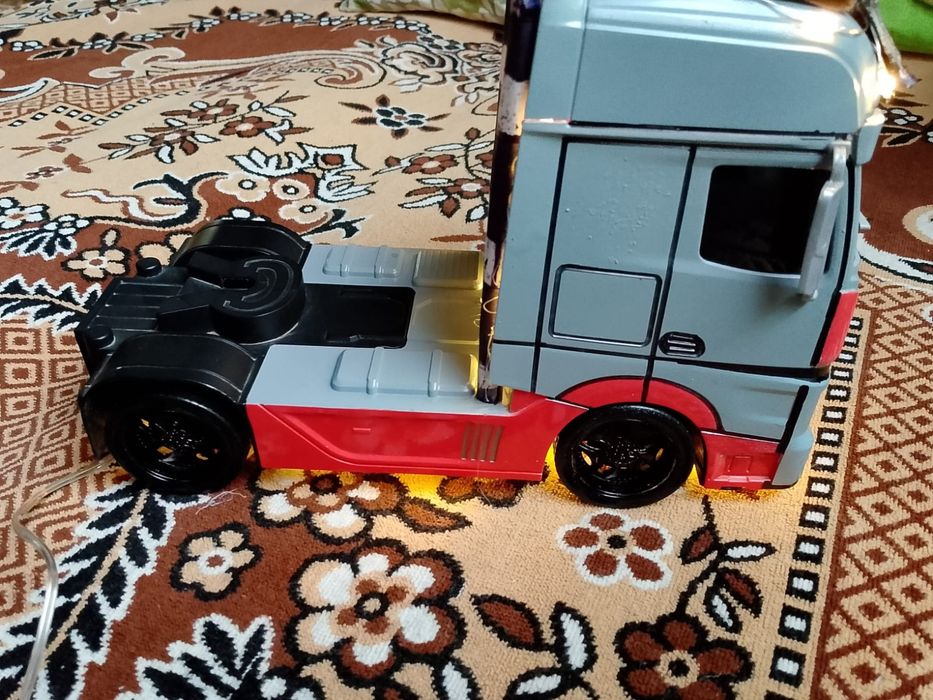 Camion Mercedes de jucărie tunat