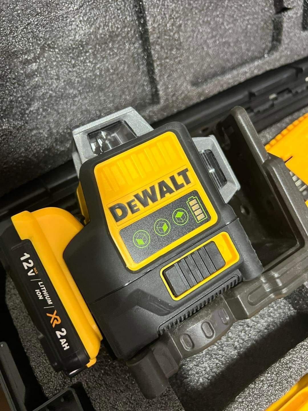 Nivela laser Dewalt cu 2Acumulatori de 12V și 2Ah