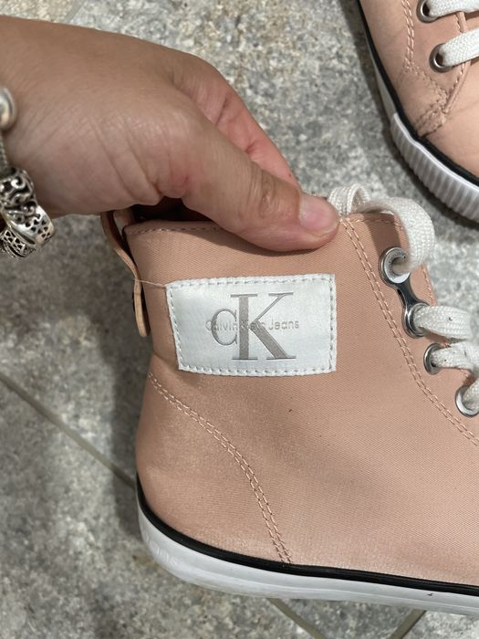 Кецове пепел от рози на Calvin Klein