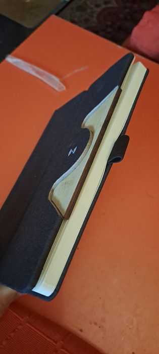 Incarcator wireless incorporat in agenda birou