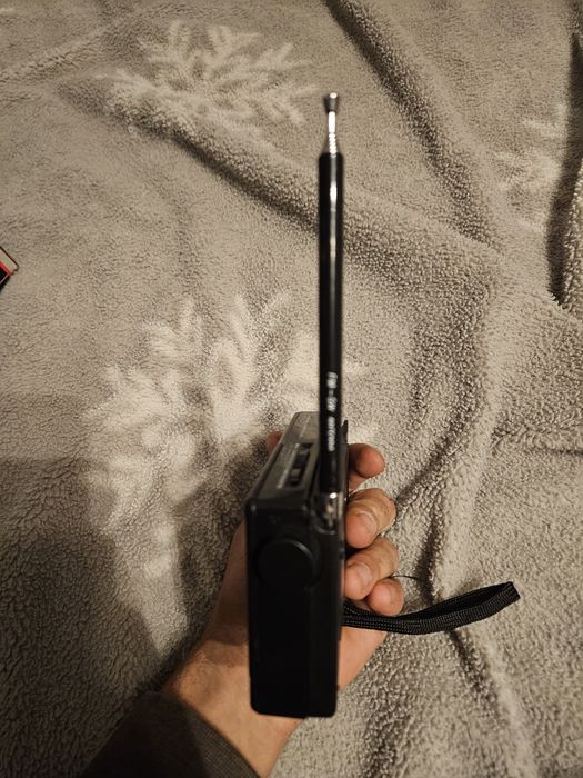 Vând radio cu baza de baterie